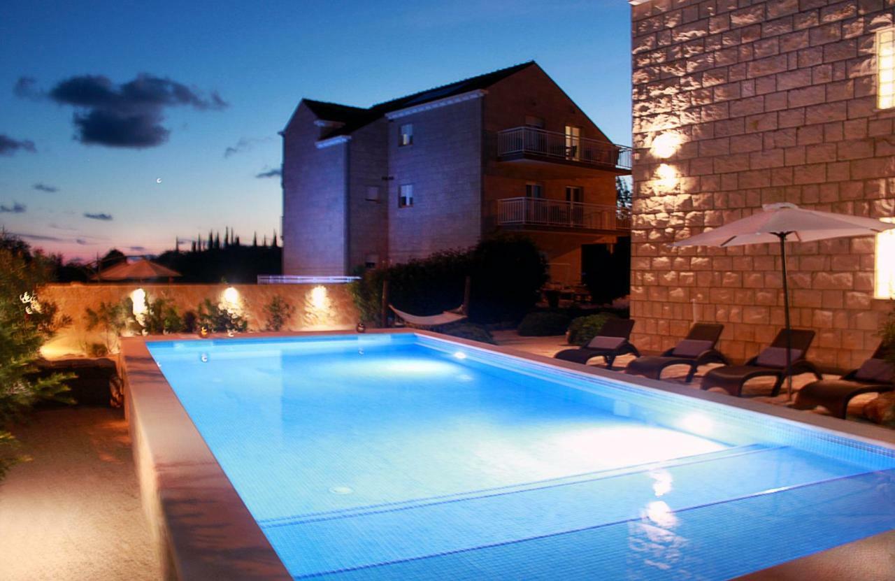 Villa Grand Pinea Cilipi Luaran gambar